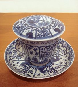 542px-Chinese_blue_and_white_export_porcelain_with_European_scene_and_French_inscription_Kangxi_period_1690_1700